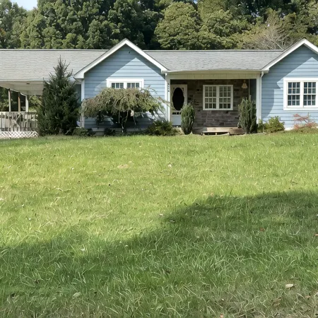 Compass Rose: Orient yourself! 3 bedroom peaceful retreat on the lake