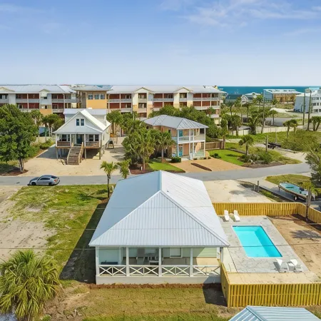 Cozy Beach Cottage with PRIVATE Pool and walk to BEACH!