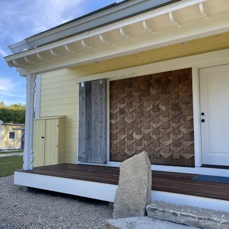 Beautiful farmhouse with hiking trails/kayaking. 5 minutes to town or ocean!