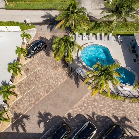 Comfortable beach apartment with pool