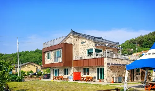 Boryeong Blue Fragrance Pension - ที่มีสระว่ายน้ำ