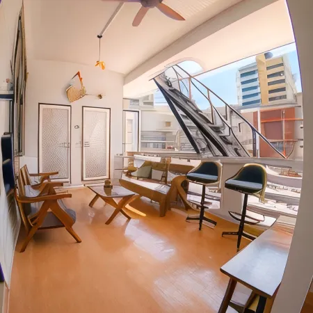 Concrete Jungle Cabin Отели рядом с достопримечательностью «Часовая Башня Аткинсон»