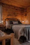 Lulu’s Lodge: Cozy Woods Cabin w/ Hot Tub + Stone Fireplace - 샬레 호텔