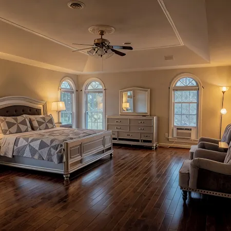 Spacious 5-bedroom farmhouse in peaceful Nokesville with Pool