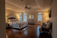 Spacious 5-bedroom farmhouse in peaceful Nokesville with Pool - 4-Sterne