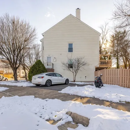 Cozy One-Bed Apartment in Heart of Herndon Отели в г. Дрейнсвилл