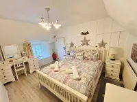 Charming  Listed Thatched Cottage with parking and short walk to sandy beach . Hotels in Crantock
