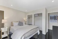 Charming 4BR/3BA Getaway, Walk to Downtown Santa Barbara & Beach, Sleeps 8 - Villas