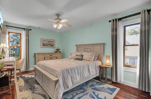 Mt Pleasant Townhouse with a Deck - Homestays