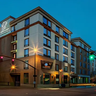 DoubleTree by Hilton Hotel Savannah Historic District Hotels near Telfair Academy