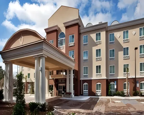 Holiday Inn Express & Suites SAVANNAH - MIDTOWN by IHG Hotels near Hunter Golf Course