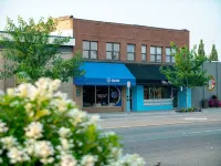 HISTORIC 1890s Rexburg Loft - 2 Q, 1 K Laundry, 2 blocks to BYUI, Clean & Fun!