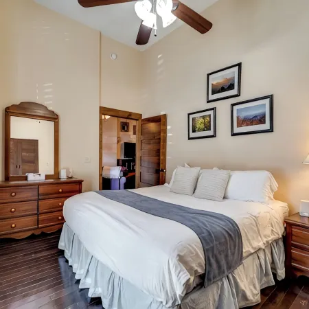 Private Unit Downtown Next to GSM Railroad & Polar Express