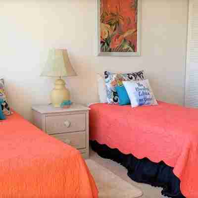 Two bedroom condo on Siesta Key with 2 pools, marina, tennis courts & more! Rooms