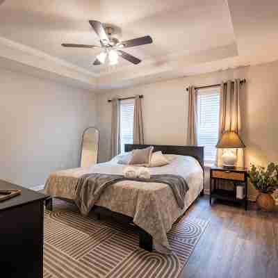 Upscale GAME ROOM, Movie Theater, Arcade, Fire Pit, 4BD/2BA Home with WIFI Rooms