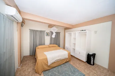 A personalized & Spacious Hilltop Orchard Villa- 5 min to the city. โรงแรมใน