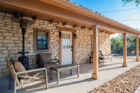 The Mockingbird Cabin - Peaceful Hill Country Getaway