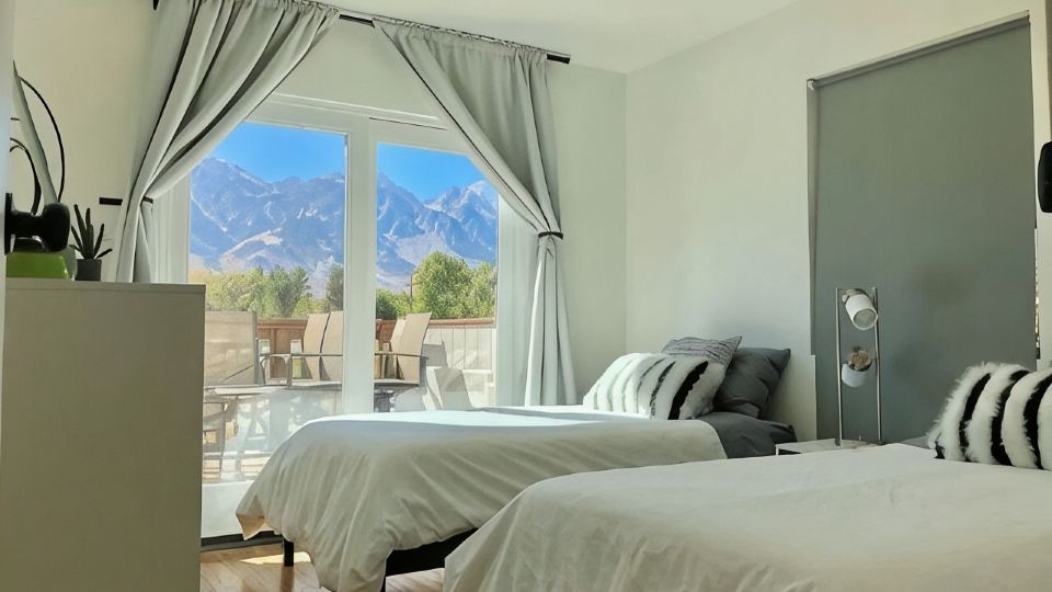 >>MAGICAL property on 5 acres in the Alabama Hills