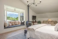 Skiers private retreat- sauna, fireplaces, hot tub