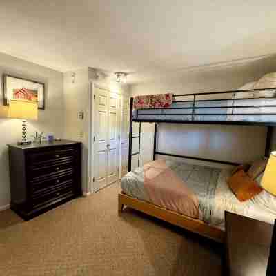 Cozy 2-bedroom condo with WiFi, pool, fitness room in charming Stowe Rooms