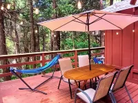 1940s Storybook Knotty Pine Cabin in Crestline, Absolute Privacy 크레스틀린 호텔