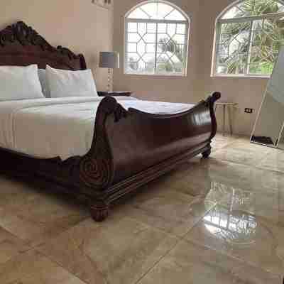 Spacious 5-bedroom house in lovely Kingston with WiFi, AC Rooms
