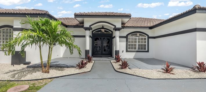Delray Castle-Minutes to the beach and Atlantic Ave Hotels in Delray Beach