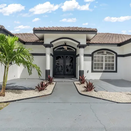 Delray Castle-Minutes to the beach and Atlantic Ave