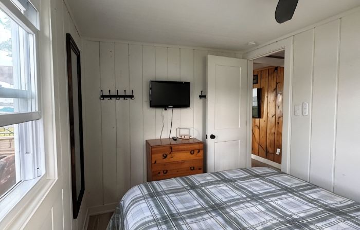 Lakefront 2 Bedroom Cottage Getaway on Chippewa Lake, Michigan