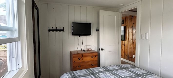 Lakefront 2 Bedroom Cottage Getaway on Chippewa Lake, Michigan Hotels in Mecosta County