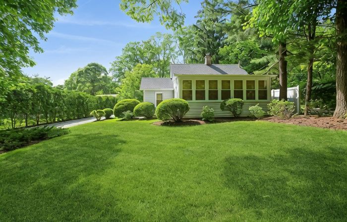 Walk to Love Lane! Immaculately renovated private cottage.