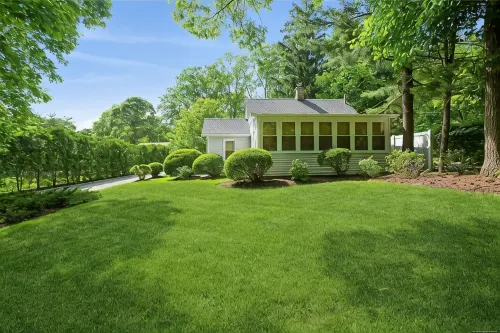 Walk to Love Lane! Immaculately renovated private cottage. - Country Houses