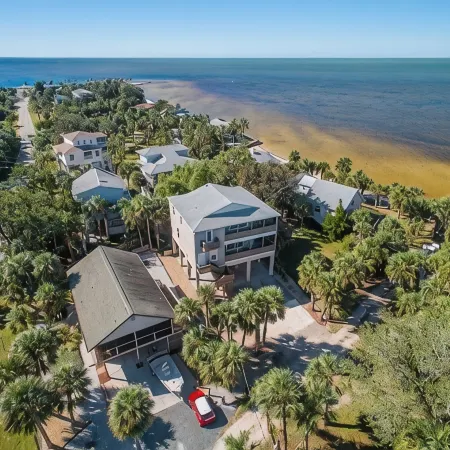 Pine Island - Weeki Wachee Ocean View Home- Walk to Beach on Secluded Island