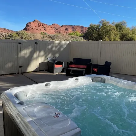 Gorgeous New Townhome with Hot Tub