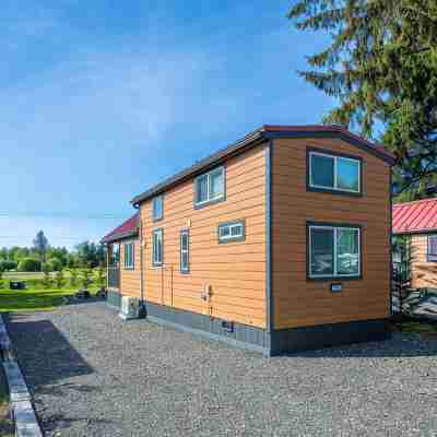 Rainforest Tiny Home Retreat: Boho Hotel Exterior
