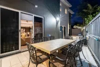 Large home, pool, Central, Walk to Beach 5 min - ヴィラ