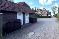 First class house close to the beach, fenced garden 8 adults + children