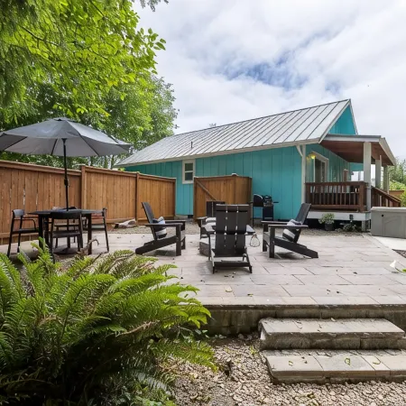 Cheerful coastal cottage w/hot tub - 2 min walk from the beach!