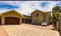 The Russel Guest House - Hostels