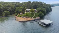 Spacious Lakefront Retreat 6Br, 7BA Private Dock Perfect for Family Reunions - Homestays