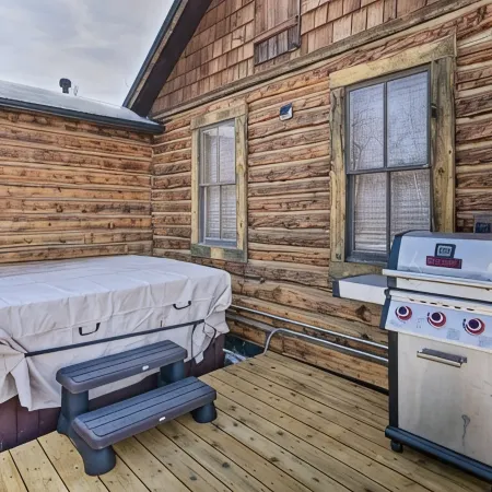 Winter at Kodow Kabin! 1865 cabin /hot tub close to Red Lodge and skiing!