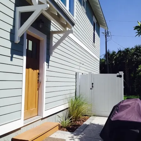Modern 2B Carriage House 300' from the beach, walk to restaurants, sleeps 4