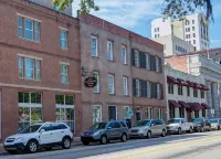1bd, 1.5ba Historic District and River Front-Walk to Everything!