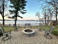Game Room! -Lakefront 5BRM - Huge Yard - 4-Star