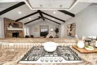 Spacious Modern Cottage Perfect for Families & Pets ~ Gated Parking ~ Sleeps 9+ - 4 stjerner