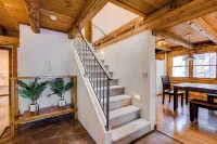 Stunning large Cabin with Hot tub, AC, Pool table, fenced yard