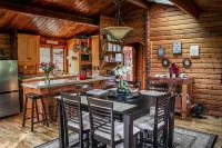 ✨Rustic Cabin in Dry Creek Valley with beautiful views // 5 miles to Plaza ✨ - Chalets