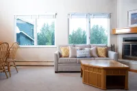 Blocks from Downtown at Westchester Lagoon - อ่างจากุชชี่