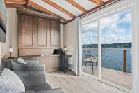 Waterfront Studio Apartment. Perfect for work or play. - 4-Star