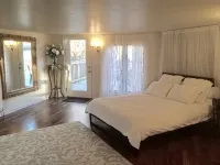 The Garden Carriage House - Homestays